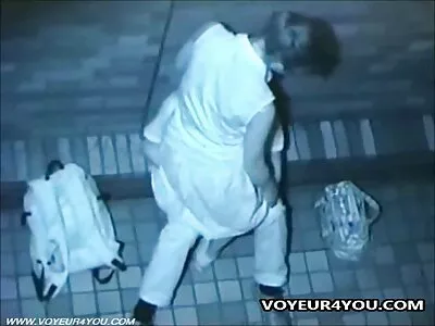 Slut ត្រូវបាន fucked នៅក្នុង pussy សើមរបស់នាង