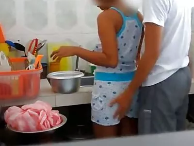 ប្រពន្ធស្អាតស្អំបឺតជញ្ជក់ជាមួយប្តីតណ្ហានៅផ្ទះ