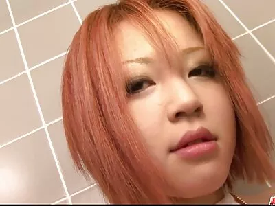 មនុស្សពីរនាក់ថើបនៅលើគ្រែ